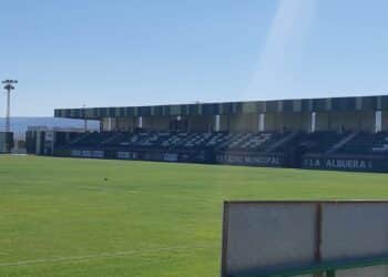 Terreno de juego del campo municipal de La Albuera, del que se planea su renovación./ J.M.