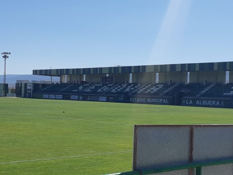 Terreno de juego del campo municipal de La Albuera, del que se planea su renovación./ J.M.