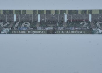 Panorámica del estadio de La Albuera que la Gimnástica Segoviana pretende tener limpio de nieve para la hora del partido./ JUAN MARTÍN-G. SEGOVIANA