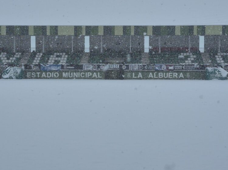 Panorámica del estadio de La Albuera que la Gimnástica Segoviana pretende tener limpio de nieve para la hora del partido./ JUAN MARTÍN-G. SEGOVIANA