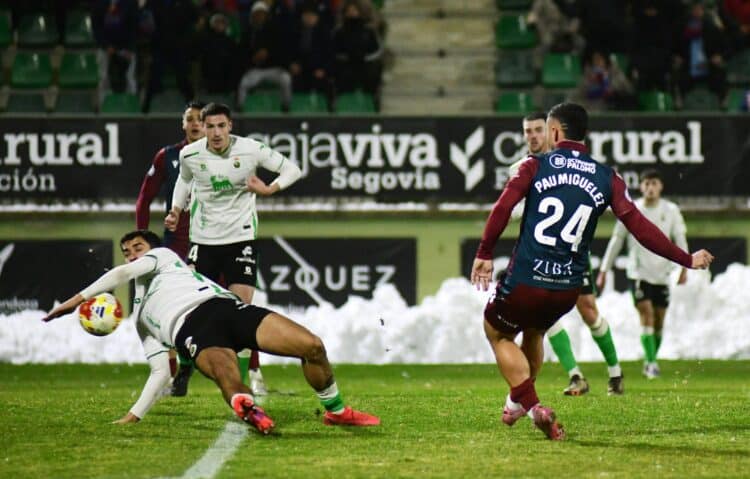 De esta forma logró Pau Miguélez el gol que suponía el 2-1 antes del descanso. / JUAN MARTÍN-G. SEGOVIANA