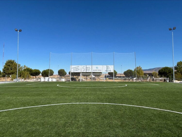 Campo de fútbol 7 anexo al pabellón Pedro Delgado, recientemente remodelado./ E.A.