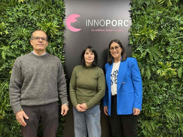 Manuel Pacheco, Ana Lázaro (c) y Elena Gutiérrez, en las instalaciones de Innoporc./ ASPD
