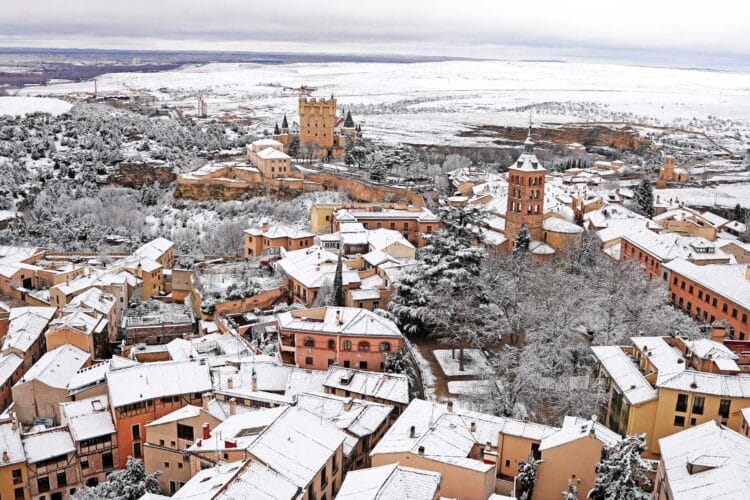 ‘Ingrid’ pasa sin dar problemas por la ciudad en su primera jornada 1 Estampa de Segovia en la mañana del sábado. / MARIO ANTÓN LOBO