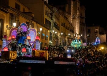 Los segovianos se agolpan en la calle San Juan al paso de la comitiva de los Reyes Magos. / HÉCTOR CRIADO