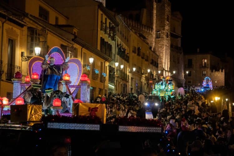 Los segovianos se agolpan en la calle San Juan al paso de la comitiva de los Reyes Magos. / HÉCTOR CRIADO