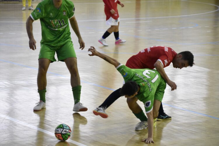 El jugador del Vicente¬Matanza Cuéllar intenta llegar a un balón ante la entrada de un rival./ FS CUÉLLAR
