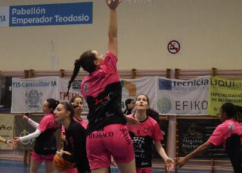 Un momento del calentamiento de El Cochinillo en el Teodosio./ SPORDEPORTE