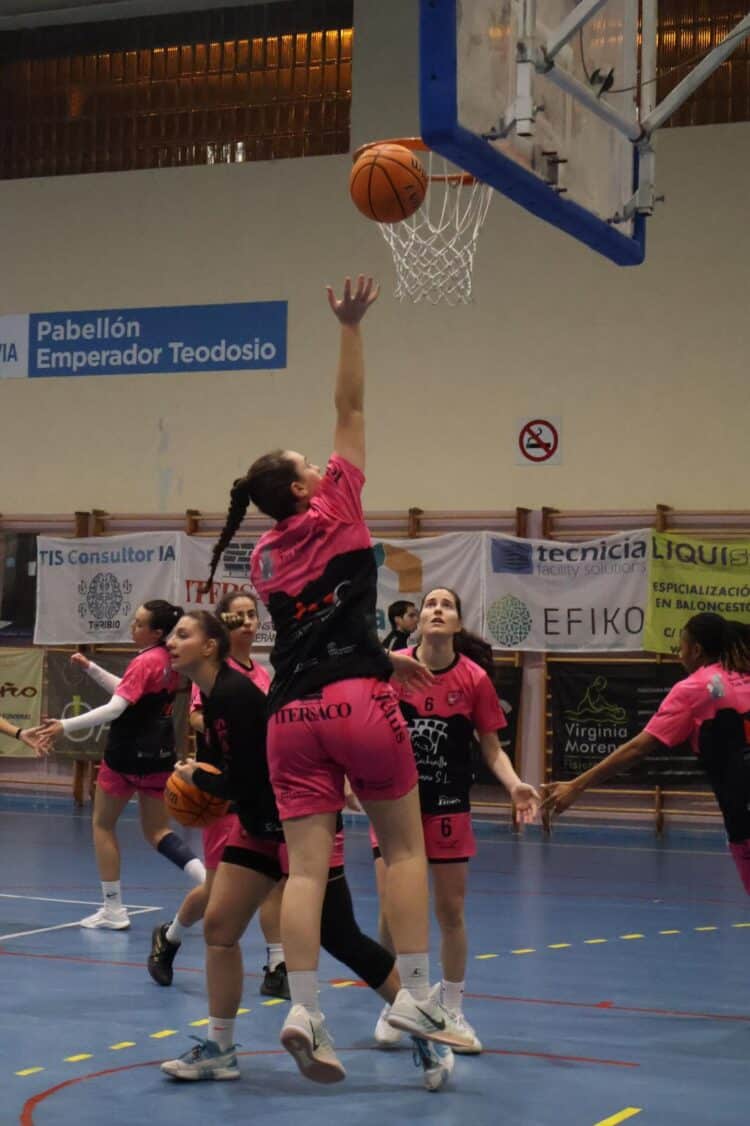 Un momento del calentamiento de El Cochinillo en el Teodosio./ SPORDEPORTE