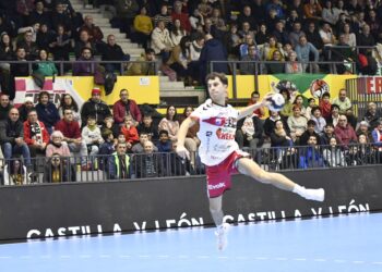 César Escribano culmina un contragolpe en su debut como jugador del Viveros Herol Nava. / AMADOR MARUGÁN