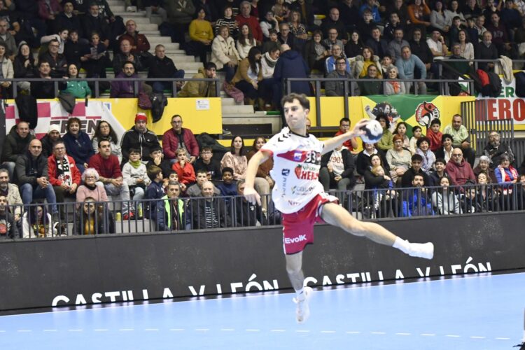 César Escribano culmina un contragolpe en su debut como jugador del Viveros Herol Nava. / AMADOR MARUGÁN