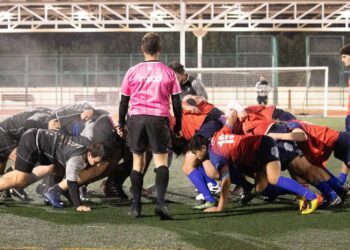 LOs jugadores del BigMat Tabanera Lobos (d), preparados para la melé con introducción del Liceo en un momento del partido./ RAC LOBOS