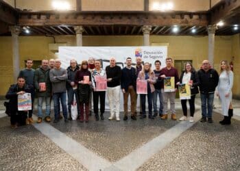 El diputado Óscar Moral, junto a los organizadores de las diferentes pruebas deportivas de la provincia./ D.P.