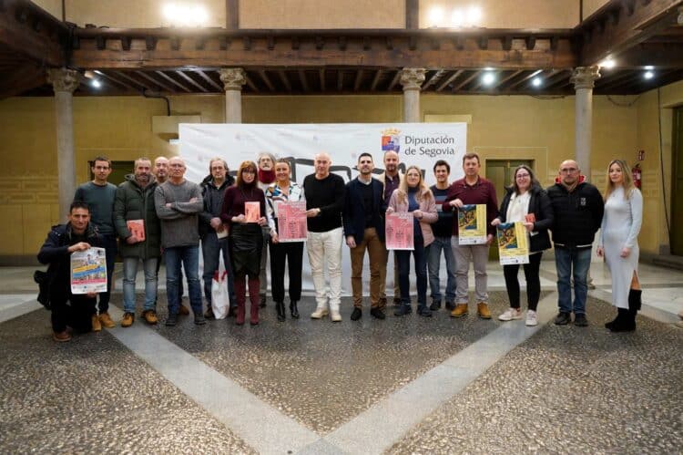 El diputado Óscar Moral, junto a los organizadores de las diferentes pruebas deportivas de la provincia./ D.P.