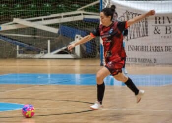 Cris de Andrés lanza una falta en la imagen de archivo./ HÉCTOR CRIADO