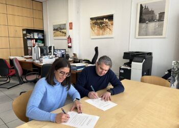 Elena Gutiérrez y Luis Sanz, en la firma del convenio./ ASPD