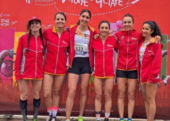 Claudia Corral (a la la izquierda) y Marina Muñoz (tercera por la derecha), con el equipo regional./ FETACYL