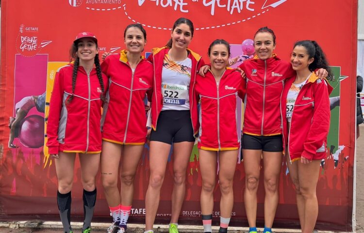 Claudia Corral (a la la izquierda) y Marina Muñoz (tercera por la derecha), con el equipo regional./ FETACYL