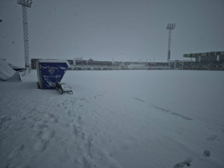 El campo de La Albuera, totalmente cubierto de nieve a primera hora de la mañana del sábado./ JUAN MARTÍN-G. SEGOVIANA