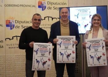 Juan Alberto Gómez (i), Óscar Moral y Ana Rosa Zamarro, con el cartel promocional de la competición. / DIPUTACIÓN
