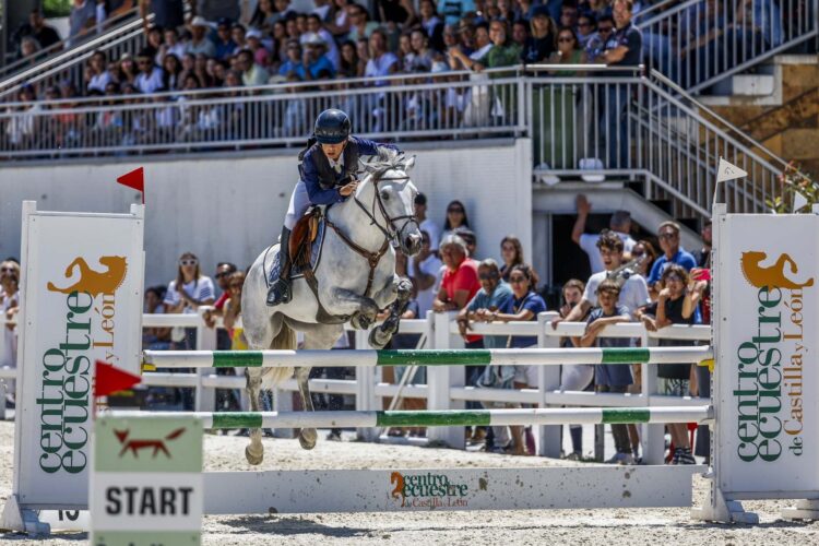 Uno de los participantes del Campeonato de España de ponis, ejecutando un salto./ FEDERACIÓN