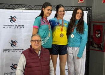 Celia Hidalgo, en el centro del podio. / FETACYL