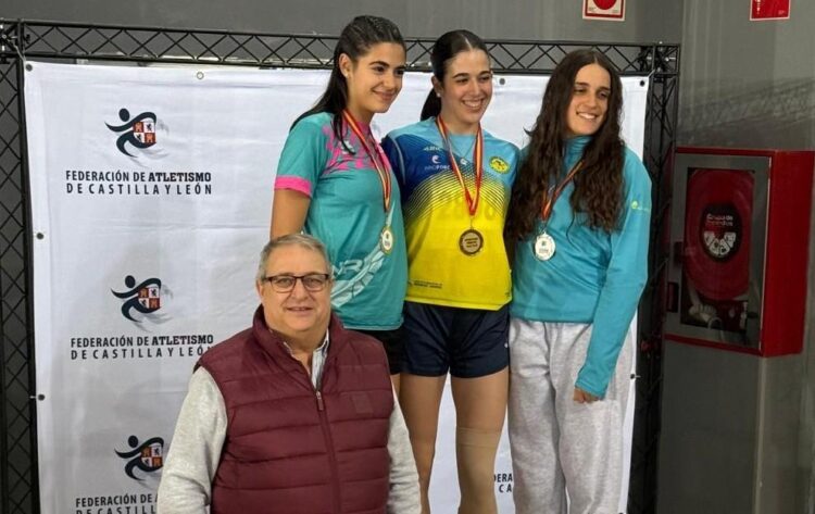 Celia Hidalgo, en el centro del podio. / FETACYL