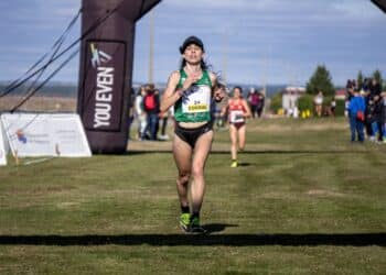 Claudia Corral, entrando primera en el Cross de Cantimpalos./ HÉCTOR CRIADO