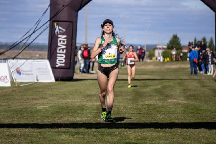 Claudia Corral vence en el Circuito Autonómico de campo a través 1 Claudia Corral, entrando primera en el Cross de Cantimpalos./ HÉCTOR CRIADO