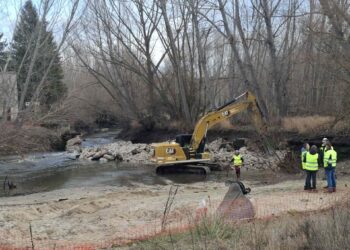 Operarios de la empresa a la que la CHD ordenó la demolición del azud de Puente Mesa, una vez abierta la presa. / E.A.