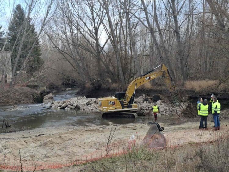 La CHD tira el azud de Puente Mesa pese a que en el año 2022 aseguró que lo iba a restaurar 1 Operarios de la empresa a la que la CHD ordenó la demolición del azud de Puente Mesa, una vez abierta la presa. / E.A.