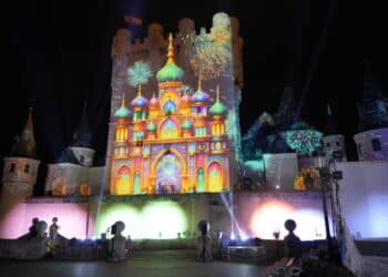 La fachada del Alcázar, con una proyección en la pasada Cabalgata de Reyes. / HÉCTOR CRIADO