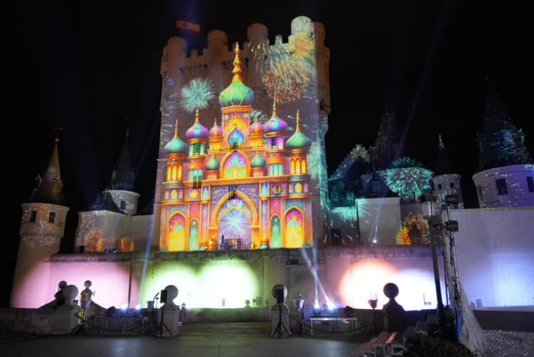 La fachada del Alcázar, con una proyección en la pasada Cabalgata de Reyes. / HÉCTOR CRIADO