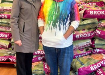 Berta Migueláñez, junto a Jesús Sanz, miembro de Gescofes./ AYUNTAMIENTO