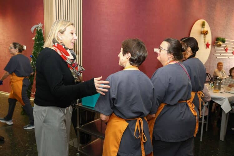 Isabel Blanco conversa con varias de las trabajadoras de una residencia de Segovia./ JCYL