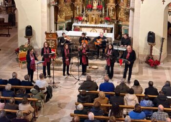 El grupo coral, en un momento del Concierto de Navidad./ E.A.