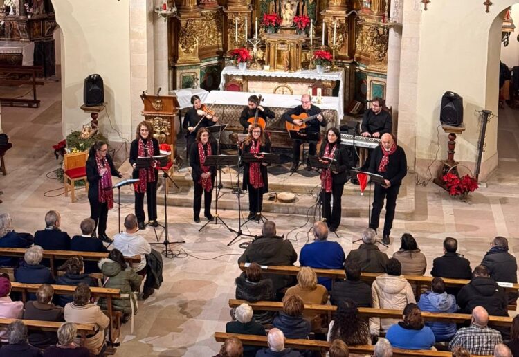 El grupo coral, en un momento del Concierto de Navidad./ E.A.