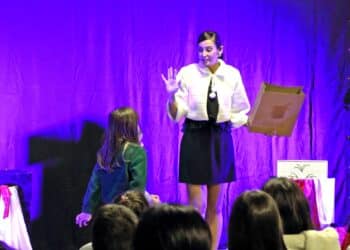 Una de las actuaciones de ‘Vive la magia’ que se desarrolló en Escarabajosa de Cabezas./ D.P.