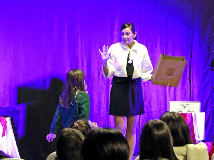 Una de las actuaciones de ‘Vive la magia’ que se desarrolló en Escarabajosa de Cabezas./ D.P.