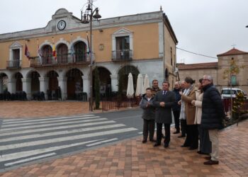 Luis Miguel González, junto a los representantes municipales en la visita a Santa María./ JCYL