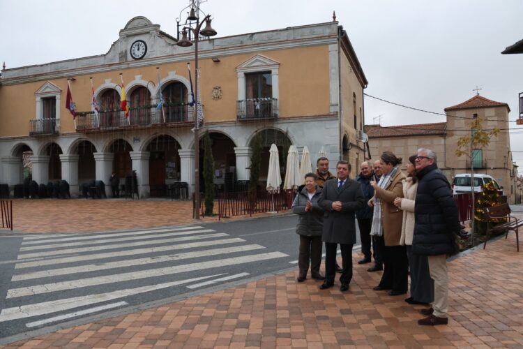 Luis Miguel González, junto a los representantes municipales en la visita a Santa María./ JCYL
