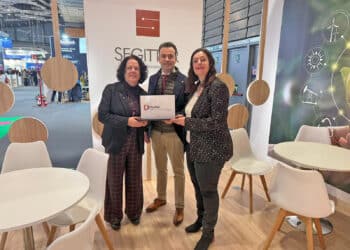 Los representantes del Ayuntamiento, recogiendo la distinción./ E.A.