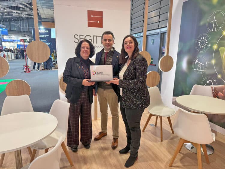 Los representantes del Ayuntamiento, recogiendo la distinción./ E.A.