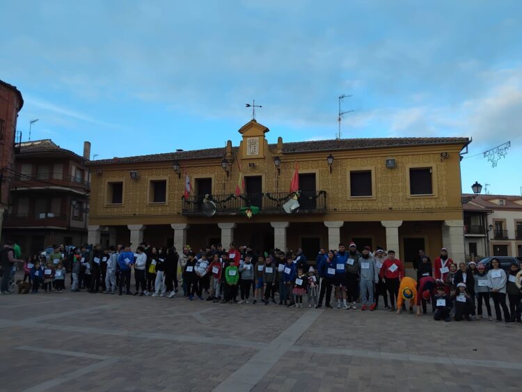 Participantes en la Marcha San Silvestre que se llevó a cabo por las calles de Fuentepelayo./ AYUNTAMIENTO