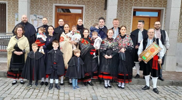 Cantimpalenses de todas las edades, con el traje típico segoviano./ L. MATARRANZ