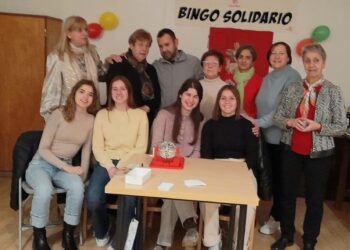 Participantes en el bingo solidario./ L. MATARRANZ