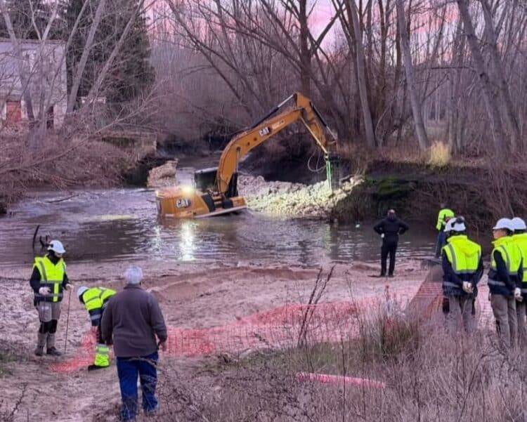 Operarios derribando el azud en las primeras horas de la mañana del martes./ JAVIER SANZ GALLEGO