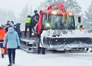 Los servicios de rescate atienden a una de las personas evacuadas del telesilla./ GUARDIA CIVIL