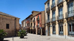 Turégano y su fortaleza 8 Desde la calle Real se puede ver la parte trasera de la iglesia de Santiago.