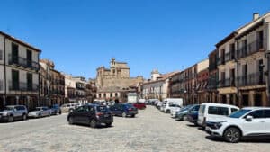 Turégano y su fortaleza 4 La plaza de España de Turégano, con el castillo del siglo XII sobresaliendo al fondo.